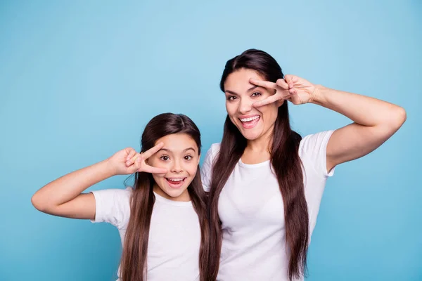 Nahaufnahme Foto jubeln zwei Menschen braune Haare Mutter kleine kleine Tochter Hände Arme Finger zeigen V-Zeichen sagen hallo schreien begeistert tragen weiße T-Shirts isoliert hellblauen Hintergrund — Stockfoto