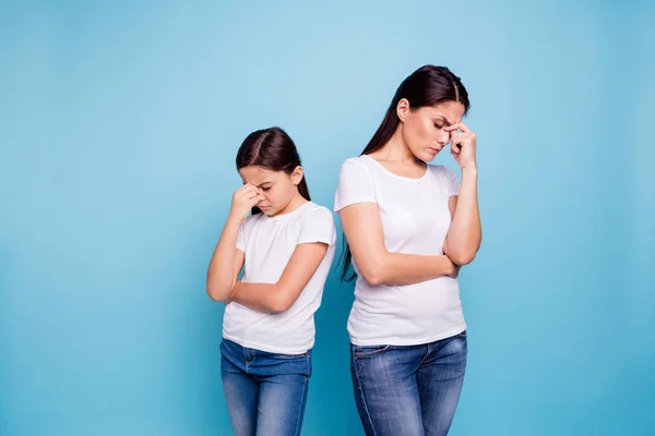 De cerca foto dos personas de cabello castaño mamá desinteresada pequeña hija mano en la cara enfermo y cansado lo siento culpar a los ojos cerrados usar camisetas blancas aislado fondo azul brillante — Foto de Stock