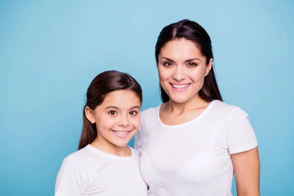 Närbild porträtt av två trevliga Söt härlig söta attraktiv bedårande glada glada människor bär casual vit t-shirt isolerade över Blå pastell bakgrund — Stockfoto