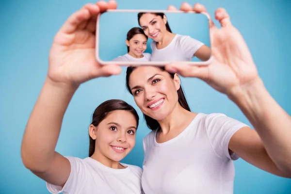 Beyaz t-shirt holding eller cihazın mavi pastel arka plan üzerinde izole alarak selfie yapma iki güzel şirin şirin neşeli neşeli insanlar giyen yakın çekim portresi — Stok fotoğraf