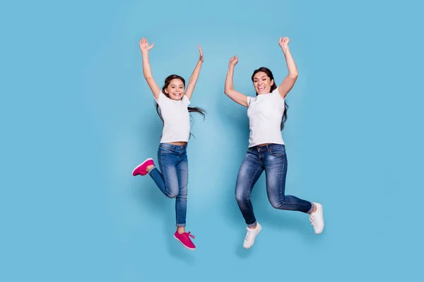 Comprimento total tamanho do corpo vista de dois bonito bonito bonito winsome atraente adorável alegre pessoas magras alegres em t-shirt branca levantar as mãos se alegrar isolado sobre fundo pastel azul — Fotografia de Stock