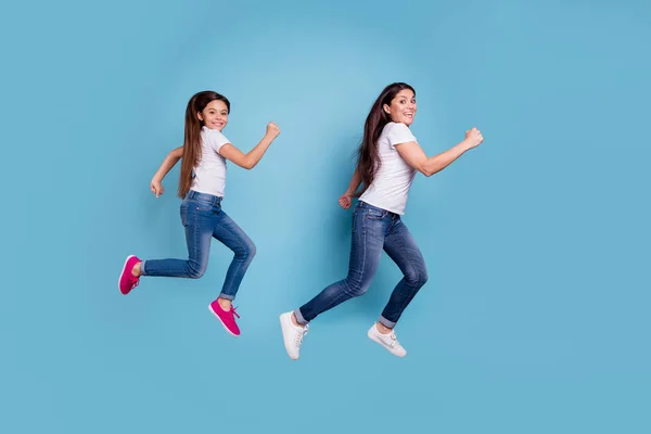 Longitud completa tamaño del cuerpo perfil vista lateral de dos agradable dulce encantador atractivo alegre alegre divertido delgado deportivo personas en camiseta blanca divertirse aislado sobre fondo pastel azul —  Fotos de Stock