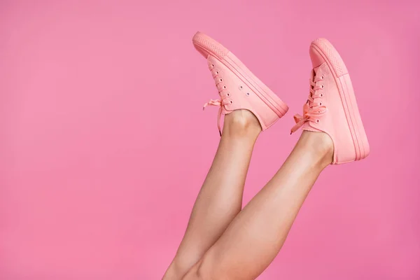 Przycięte szczegół obrazu wyświetlenia zdjęcia nóg ładne atrakcyjny kobiecy fit cienkie slim ogolony active sport spacerem pójść kroki modne obuwie na białym tle nad różowy pastelowe tło — Zdjęcie stockowe