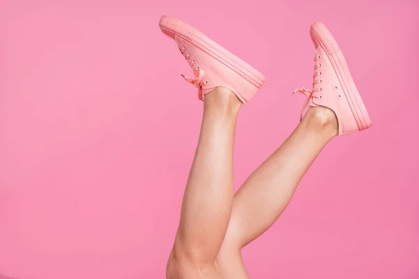 Przycięty obraz Zobacz zdjęcie nogi ładne atrakcyjny kobiecy dziewczęcy sprawny szczupły jasne ogolony active sport spacerem pójść kroki obuwia fasionable modny na białym tle nad różowym tle pastel — Zdjęcie stockowe