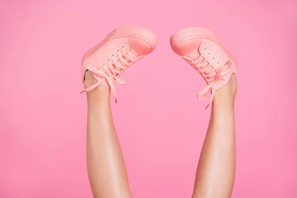 Przycięte zdjęcie widok szczegół obrazu nice cool atrakcyjne dziewczęcy sprawny szczupły cienkie ogolony active sport nogi chodzić go przytulny komfort strefa skórzany na białym tle nad różowym tle pastel — Zdjęcie stockowe