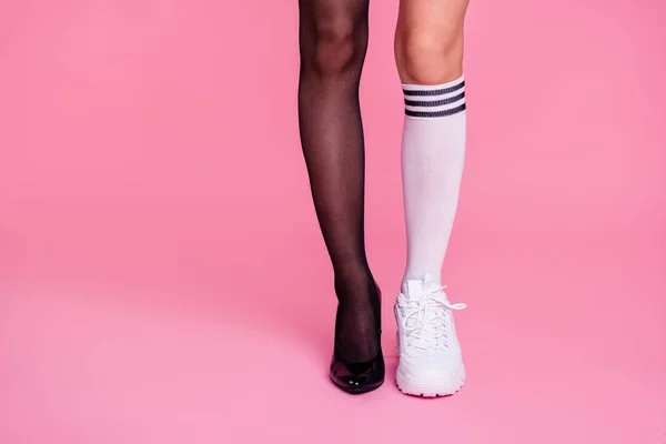 Abgeschnittene Bild-Ansicht Foto von zwei schönen attraktiven unterschiedlichen Passform dünne schlanke Beine gemütliche Komfort-Schuhe Lifestyle-Vergleich isoliert über rosa Pastell Hintergrund — Stockfoto