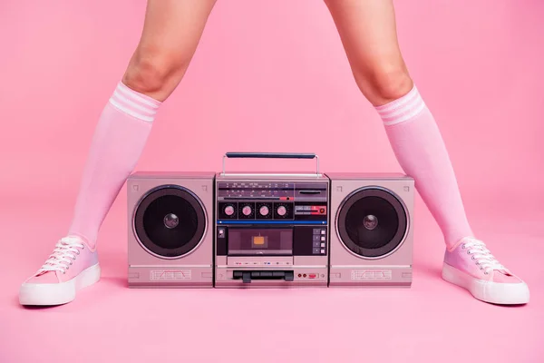 Közelről fotó sovány tökéletes ideális vágott, ő hölgy lábait a szemben álló boom box játék között tizenéves lóg ki ünnepli a hétvégi üdülés elszigetelt rózsaszín rózsa háttér — Stock Fotó