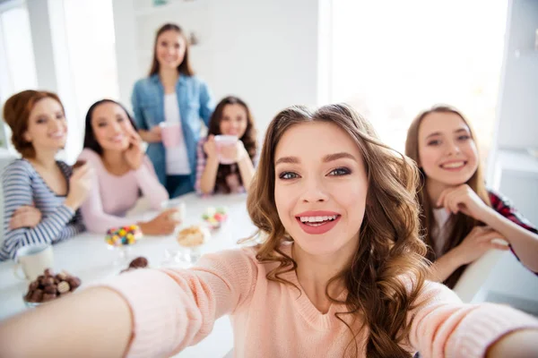 Närbild porträtt fantastisk vacker hon hennes mångfald damer sit runda stora vitt bord i ljust kök håller koppar varm dryck glad att göra ta selfies flickor dag natt holiday inomhus — Stockfoto