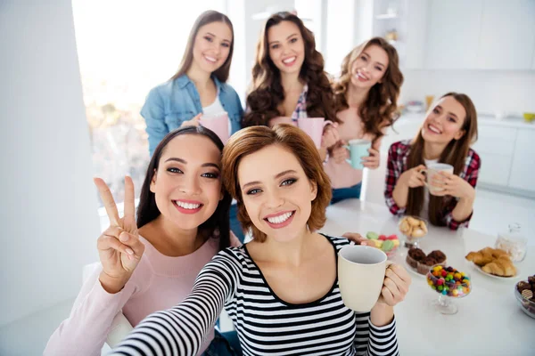 Närbild porträtt fantastisk vacker hon hennes kära människor helgen göra ta grupp selfies monter sit runda stora vitt bord i ljust kök håller koppar flickor dag natt holiday inomhus — Stockfoto
