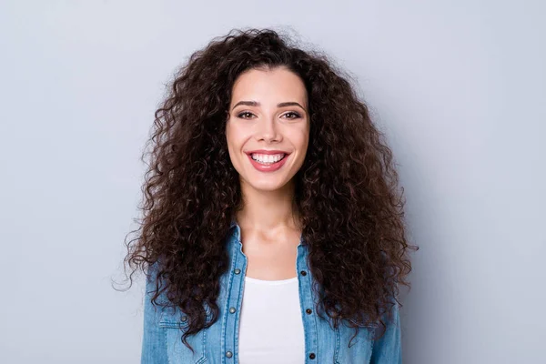 Retrato de cerca de atractivo atractivo agradable alegre alegre alegre chica de pelo ondulado aislado sobre fondo gris pastel —  Fotos de Stock