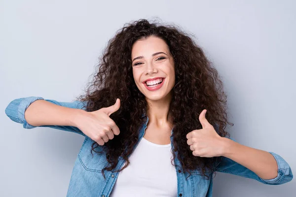 Primer plano retrato de ella ella agradable atractivo guapo alegre alegre alegre optimista ondulado de pelo chica mostrando dos doble anuncio de pulgar aislado sobre fondo gris pastel — Foto de Stock