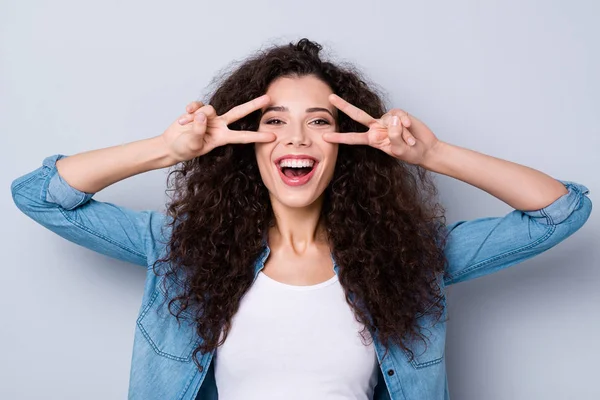 Retrato dela ela bonito bonito charmoso winsome atraente alegre otimista engraçado dente ondulado menina mostrando duplo v-sinal perto de olhos isolados sobre fundo pastel cinza — Fotografia de Stock