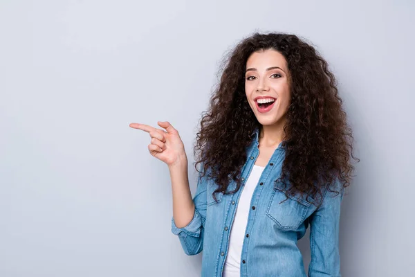 Porträt von ihr sie nett hübsch charmant weinend attraktiv schön fröhlich fröhlich fröhlich welliges Mädchen zeigt Zeigefinger zur Seite ad isoliert über grauen Pastellhintergrund — Stockfoto