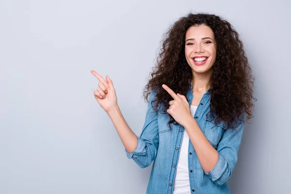 Retrato dela ela bonito bonito bonito bonito encantador agradável alegre alegre positivo alegre menina de cabelos ondulados apontando dois dedos indicador de lado anúncio promoção isolado sobre fundo pastel cinza — Fotografia de Stock