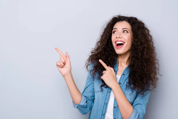 Porträt von ihr sie nett winsome charmant reizend schön fröhlich positiv optimistisch welliges Mädchen zeigt zwei Zeigefinger Werbung Kopierraum isoliert über grauen Pastellhintergrund — Stockfoto