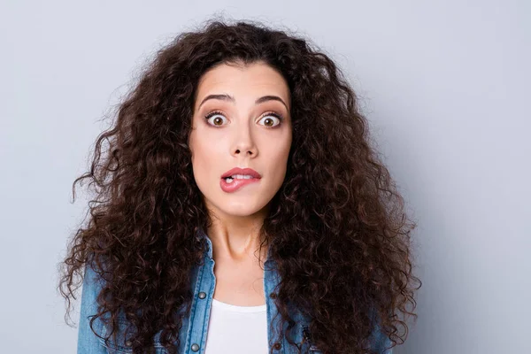 Närbild porträtt av hennes hon fina söta charmiga attraktiva härliga osäker förbryllad chockad vågig-haired girl oroande bitande lip isolerade över grå pastellfärgade bakgrunden — Stockfoto