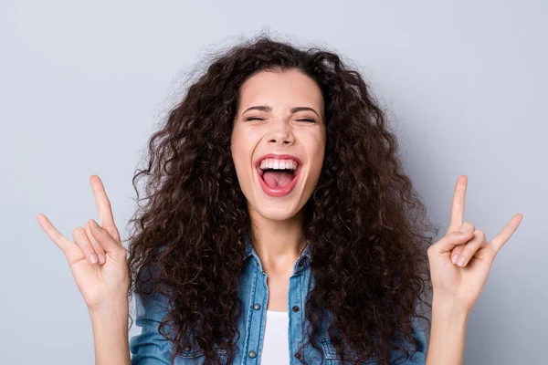 Primer plano retrato de ella ella linda linda encantadora atractiva loca historieta alegre positiva alegre descuidado traviesa chica de pelo ondulado mostrando cuernos aislados sobre fondo gris pastel — Foto de Stock