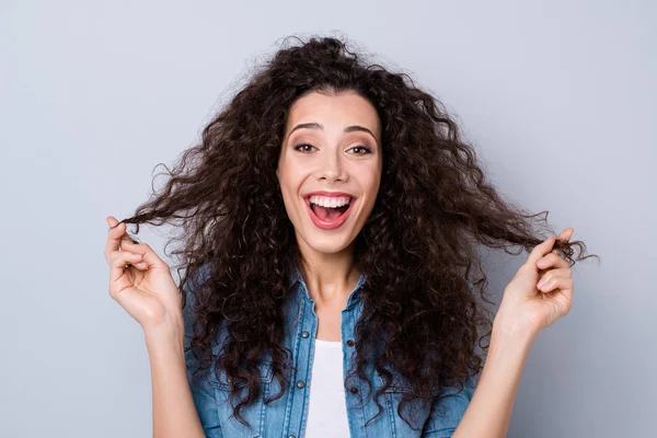 Retrato de cerca de ella ella linda linda bonita encantadora encantadora atractiva alegre alegre alegre optimista chica de pelo ondulado jugando con rizos aislados sobre fondo gris pastel — Foto de Stock