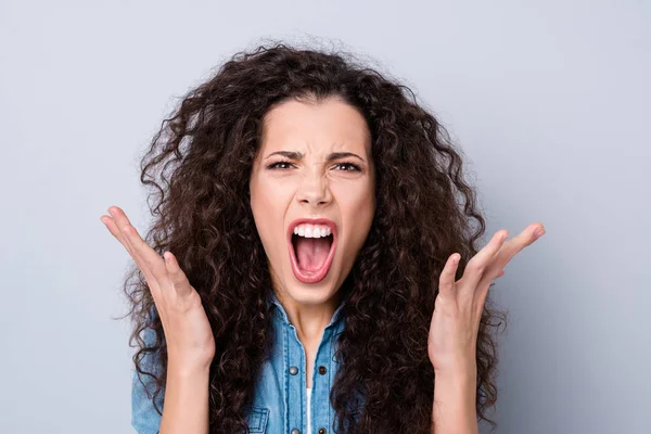 Nahaufnahme Foto schreien erstaunlich attraktiv ihre Dame sie nicht zufrieden Hände Arme in Luft Mund weit geöffnet nicht fair Marke tragen lässig Jeans Jeanshemd Kleidung Outfit isoliert grauen Hintergrund — Stockfoto