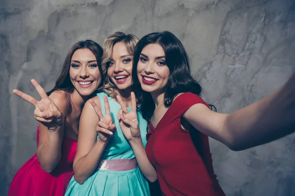 Autorretrato de tres hermosas señoras elegantes elegantes elegantes glamorosas alegres alegres en marrón burdeos menta ropa rosa que muestra v-signo sobre la pared de hormigón gris — Foto de Stock