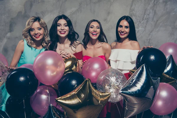 Porträtt av snygg härlig chic eleganta attraktiva glamorösa underbara glada damer lysa många olika baloons festliga över grå betongväggen — Stockfoto