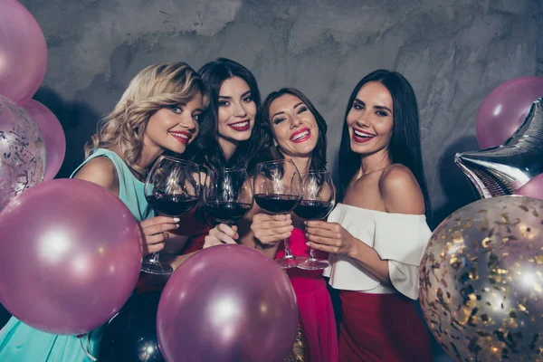 Portret van leuke mooie schattige fascinerend chique aantrekkelijke glamoureuze glans prachtige vrolijke vrolijke dames veel verschillende baloons rammelende rode wijn over grijze betonnen wand — Stockfoto