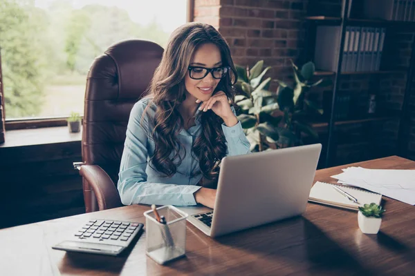 Close up foto bella lei la sua donna d'affari ha ottenuto la promozione guardare schermo seduto grande ufficio sedia di lavoro chat investitori ottenere risposta solo accordo indossando specifiche abito formale camicia — Foto Stock