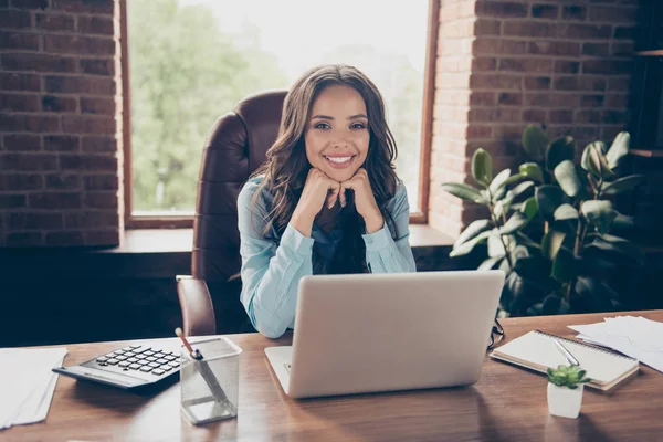 Fechar-se foto bonita ela seu negócio senhora amigável tem promoção feliz encontrar colegas sentar-se grande escritório cadeira trabalho coacher formação orador curso vestindo especificações formal desgaste terno camisa — Fotografia de Stock