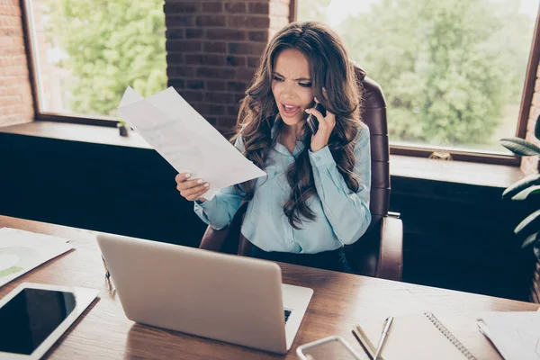 Nahaufnahme Foto schön sie ihre Geschäftsfrau Hände halten Charts Telefon unzufrieden nicht zufrieden wütend wütend schreien Sekretärin sitzen Komfort Bürostuhl tragen formale tragen Anzug Hemd — Stockfoto