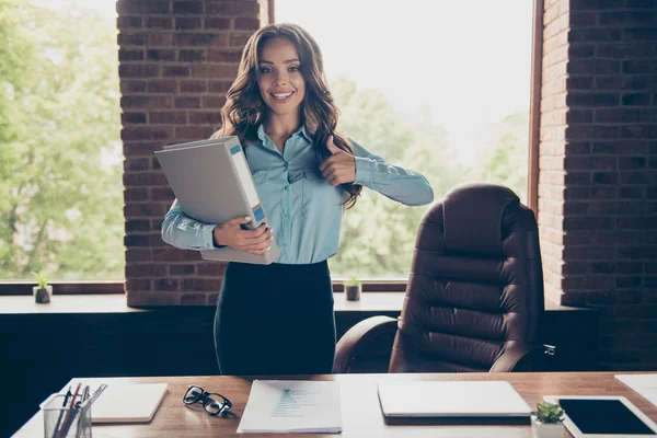 Nahaufnahme Foto schön sie ihre Business Lady Lehrer Kurs Sekretärin halten Ordner lernen Materialien beraten besuchen Manager Lektionen Klassen stehen Büro vor Stuhl tragen formale Anzug — Stockfoto