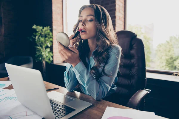 Chiuda sulla foto bella Dì ai suoi affari signora get pronto Skype parla rossetto uso conversazione per aggiornare tutti i giorni visage sit ufficio grande grande comfort sedia abbigliamento formale vestito da portare — Foto Stock