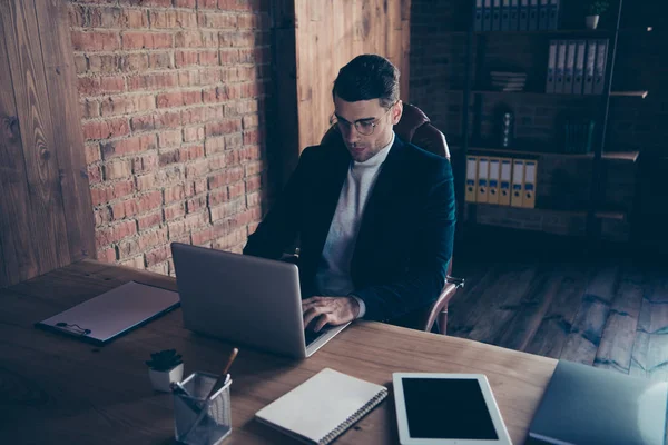 Snygga trendiga classy elegant stilig allvarliga business haj killen att skriva e-förbereda pris presentation vid industriell loft interiör arbetsplatsen arbetsyta — Stockfoto