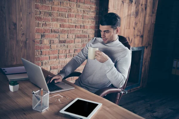 Porträtt av hans han fin stilig säker snygg trendig kille det remote specialist system administratör företagsledare dricka dryck industriell loft interiör arbetsplatsen arbetsyta — Stockfoto