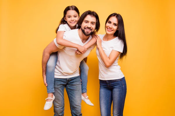 Porträt von schön liebenswert süß reizend charmant sanft fröhlich verträumt fröhlich Menschen Mama Papa pre-teen Mädchen isoliert über Glanz lebendig pastellgelb Hintergrund — Stockfoto