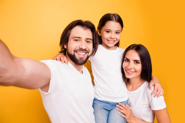 Autorretrato de agradable lindo encantador encantador alegre alegre alegre gente mami papi pre-adolescente chica divertirse día daydream aislado sobre brillo vívido pastel amarillo fondo — Foto de Stock