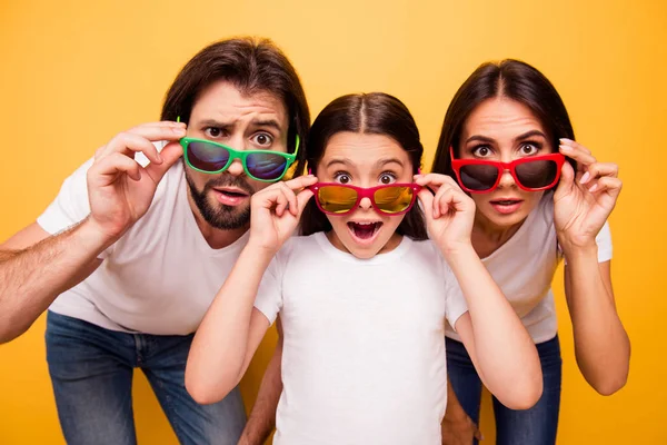 Porträt von schönen schönen attraktiven fröhlich erstaunt Menschen Spaß haben Tag tragen bunte moderne Brille omg Geste isoliert über Glanz lebendigen pastellgelben Hintergrund — Stockfoto