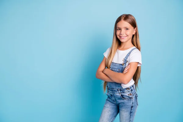 Retrato de ella ella bonita linda encantadora atractiva alegre alegre de pelo recto rubia chica brazos plegados copia espacio aislado sobre fondo pastel azul —  Fotos de Stock