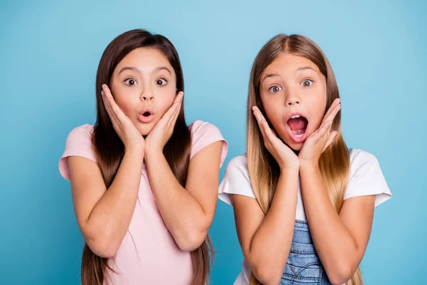 Nahaufnahme Porträt von zwei Menschen nett nett attraktiv charmant erschrocken zahme glatthaarige Pre-Teen-Mädchen zeigen omg Ausdruck beängstigende Nachrichten isoliert über blauem Pastell Hintergrund — Stockfoto