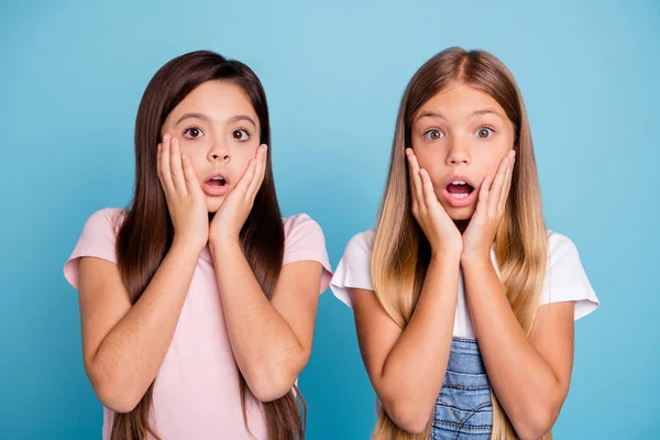 Nahaufnahme Porträt von zwei Menschen nett nett attraktiv charmant verängstigt lustig glatthaarige Pre-Teen-Mädchen berühren Wangen beängstigend Nachrichten isoliert über blauem Pastell Hintergrund — Stockfoto