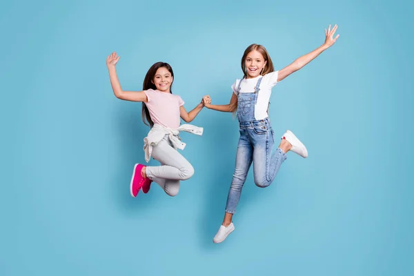 Longitud completa tamaño del cuerpo vista de dos personas de aspecto agradable loco lindo encantador atractivo alegre descuidado de pelo recto pre-adolescente niñas que se divierten gran día de alegría aislado sobre fondo pastel azul —  Fotos de Stock