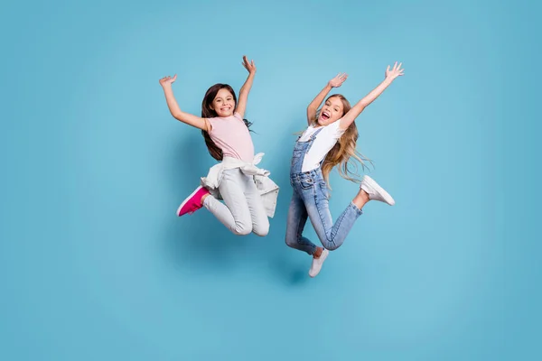 Comprimento total do corpo tamanho vista de duas pessoas agradável-olhando louco encantador alegre despreocupado despreocupado de cabelos retos meninas pré-adolescentes se divertindo grande fim de semana overjoy tempo isolado sobre pastel azul — Fotografia de Stock