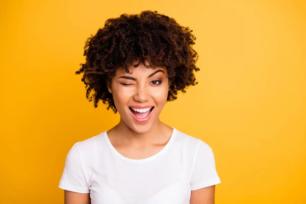 Närbild foto ganska fantastisk hon hennes mörka hud lady cool look glad winking ena ögat mun öppna skratt skratt bär casual vit t-shirt isolerade gul ljusa levande levande bakgrund — Stockfoto