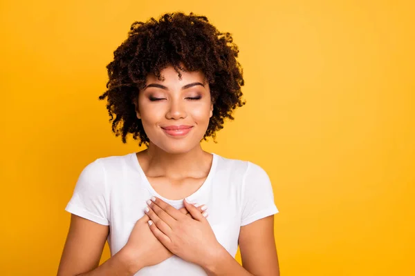 Close-up foto zoete mooie verbazingwekkend ze haar donkere huid lady arms borst gesloten ogen verbeelding vlucht gevoelens emoties het dragen van casual wit t-shirt geïsoleerd gele heldere levendige achtergrond — Stockfoto