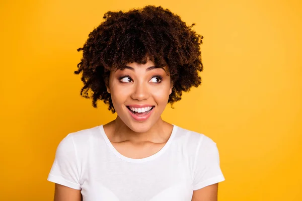 Närbild porträtt av hennes hon fin söt härlig charmig feminin glada glada vågig-haired dam bär casual vit t-shirt tittar åt sidan isolerade på ljusa levande glans gul bakgrund — Stockfoto