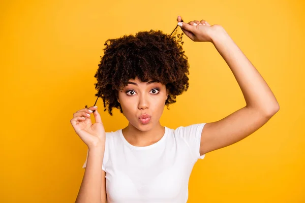 Närbild porträtt av hennes hon fin söt härlig flickaktiga attraktiva roliga vågig-haired dam leker med lockar sändande air blow kiss isolerade på ljusa levande glans gul bakgrund — Stockfoto