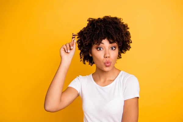 Närbild porträtt av hennes hon trevlig söt attraktiva flickaktiga roliga glada flörtig coquette vågig-haired dam leker med lockar skicka air blow kiss isolerade på ljusa levande glans gul bakgrund — Stockfoto