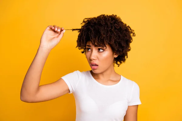 Primer plano retrato de ella ella bonita linda atractiva chica encantadora preocupada dama de pelo ondulado mirando dañado grueso rizo aislado sobre brillante brillante brillo amarillo fondo — Foto de Stock