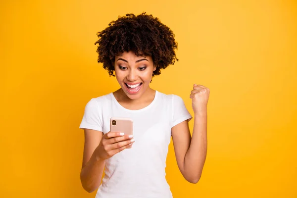 Retrato de ella ella agradable lindo atractivo encantador alegre de moda optimista de pelo ondulado dama sosteniendo en las manos lectura de la celda de navegación aislado en brillante brillo brillante fondo amarillo — Foto de Stock