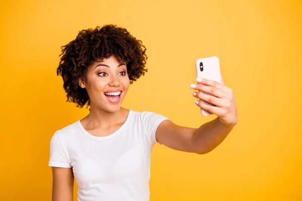 Retrato dela ela agradável bonito doce atraente encantador alegre alegre alegre alegre senhora de cabelos ondulados segurando em células mãos fazendo selfie isolado no brilhante brilho vívido fundo amarelo — Fotografia de Stock