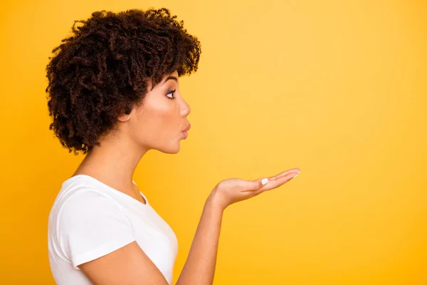 De cerca foto de perfil lateral hermosa increíble ella su señora de piel oscura el envío de besos como el mejor regalo pacífico tipo desgaste casual camiseta blanca aislado amarillo brillante vibrante fondo vivo —  Fotos de Stock